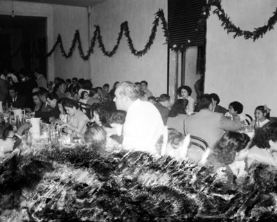Gente durante banquete de una fiesta en unn salón
