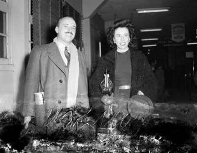 Ejecutivo y mujer en una tienda departamental, retrato