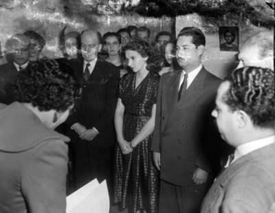 Novios durante matrimonio civil en una casa