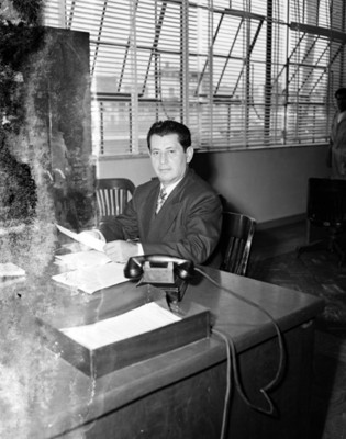 Empleado lee documento en una oficina
