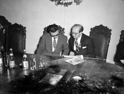 Lideres sindicales revisan documento durante convención