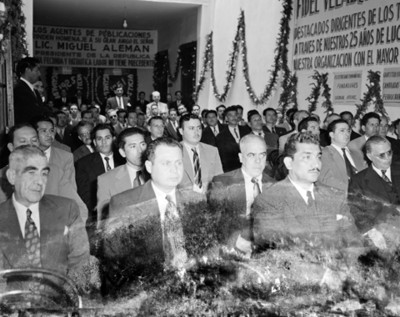 Congresistas durante convención en un salón