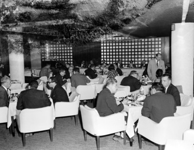 Gente durante banquete en un restaurante