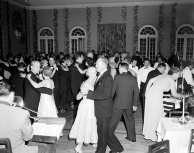 Hombres y mujeres bailan durante fiesta