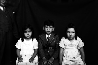 Hijos de Aarón Sáenz Garza en un estudio fotográfico, retrato
