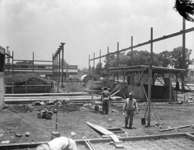 Trabajadores durante proceso constructivo
