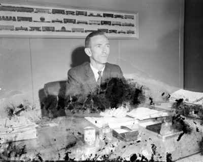 Ejecutivo en el escritorio de una oficina, retrato