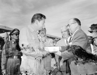 Competidor recibe reconocimiento durante premiación