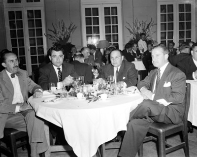 Hombres durnte banquete en un salón, retrato de grupo