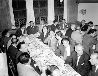 Hombres durante banquete