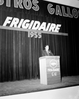 Congresistas en estrado pronuncia discurso durante la "COnvención FRIGIDAIRE"