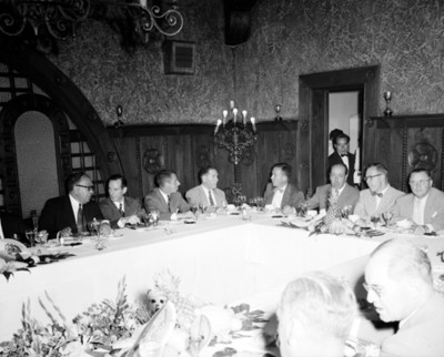 Hombres durante banquete en un salón