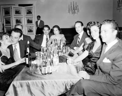 Ejecutivos conviven con mujeres durante evento social