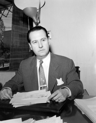 Empresario en el escritorio de una oficina