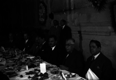 Aarón Sáenz Garza en compañía de funcionarios, durante la celebración de un banquete