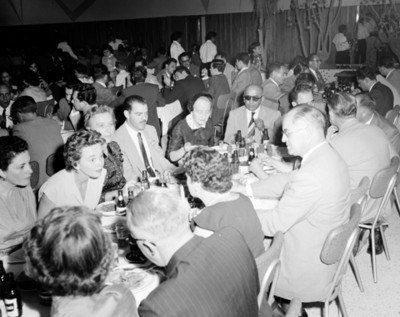 Gente comen y conversan en un restaurante