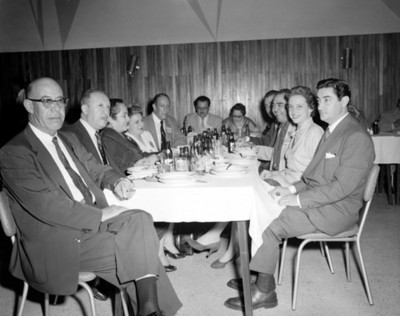 Hombres y mujers enun banquete