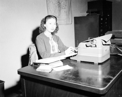 Secretaria en una oficina