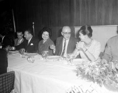 Hombre y mujer conversan durante reunión social