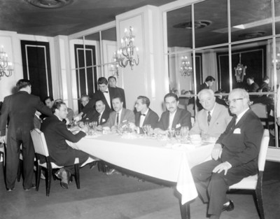 Hombres durante banquete en un salón