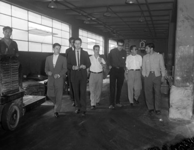 Hombres durante recorrido por las instalaciones de la Compañía hulera Good Year - Oxo