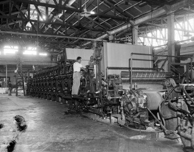 Obreros junto a maquinaria industrial