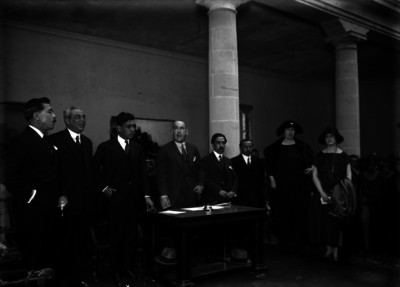 Moises Sáenz, profesor acompañado de Alfonso Pruneda y otras personas durante una ceremonia