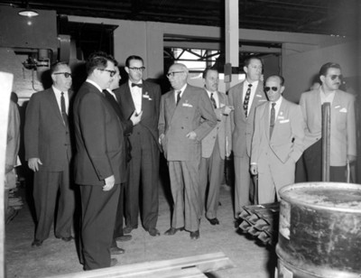 Asistentes a convención de la A.N.D.A. durante visita a una planta automotriz
