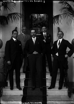 Gustavo Sáenz de Sicilia acompañdo de Alberto Braniff y otros hombres en las escaleras del interior de un edificio, retrato de grupo