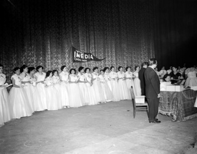 Mujeres durante ceremonia de clausura en un salón