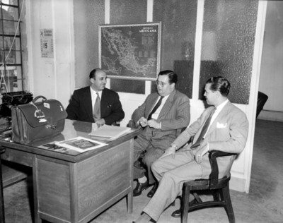 Empresarios durante reunión en una oficina