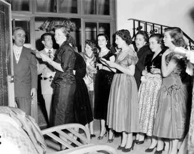 Gente canta durante posada