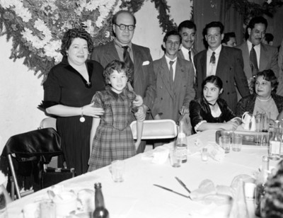Gente en comedor durante evento social, retrato de grupo