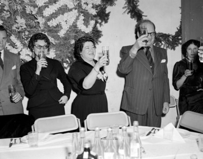 Mujeres y hombre durante una fiesta