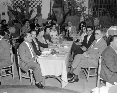 Hombres y mujeres en evento social