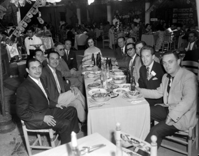 Gente en evento social, retrato de grupo
