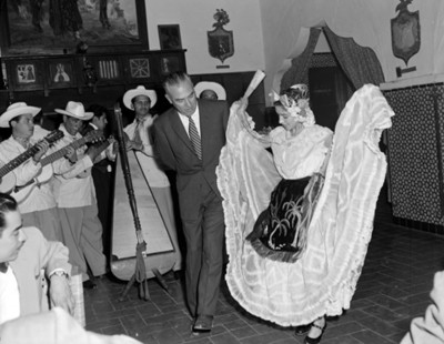 Hombre baila con mujer durante evento de la V Convención Willys Mexicana, S.A.