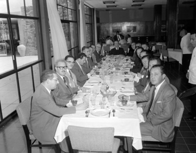 Hombres durante una comida en un restaurante