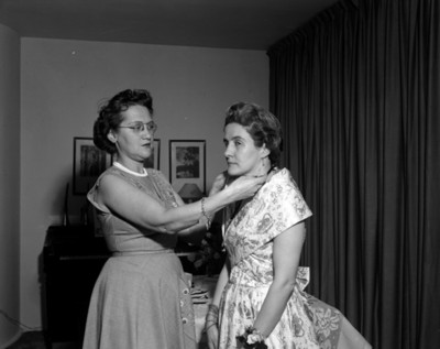 Mujeres en el interior de una casa