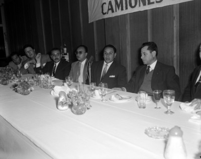 Empresarios durante banquete, retrato de grupo