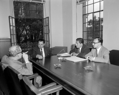 Empresarios conversan durante reunión