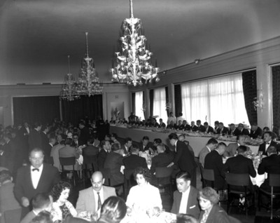 Gente en evento social, vista general