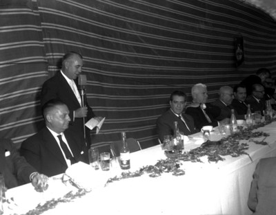 Empresario pronuncia discurso en presencia de Adolfo López Mateos
