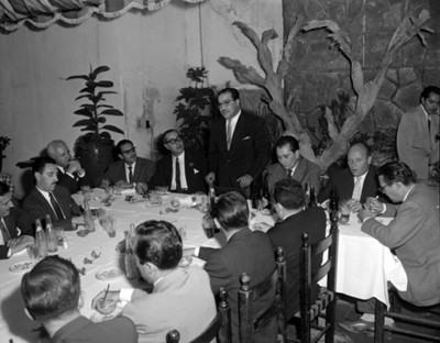Empresario dirige unas palabras durante banquete