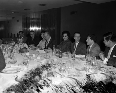 Hombres y mujeres conviven durante reunión social