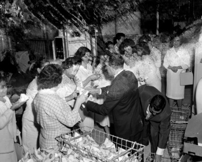 Hombres entregan a mujeres leche en tetrapac durante visita a la fábrica
