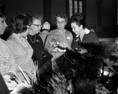 Mujeres observan alimentos durante visita a la empacadora ANPI