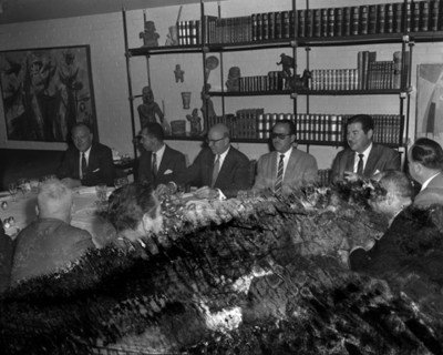 Hombre durante reunión social, vista parcial