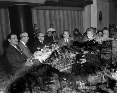 Hombres y mujeres durante evento de la General Motors