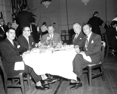 Hombres durante reunión social, retrato